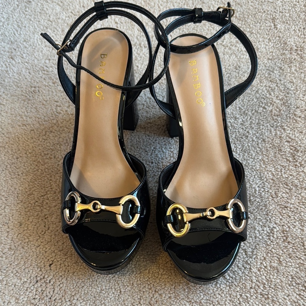 Black block heels with gold buckle - Picture 3 of 7